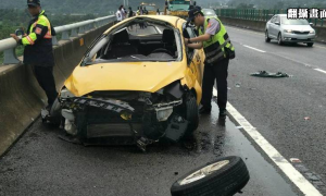 短訊》計程車不明原因撞擊 駕駛從國道摔落地面慘死