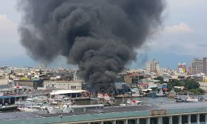 即時》東港魚市場發生火燒船 十公里外可見黑煙