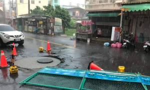 0823豪雨災情∥東港鎮鎮安、中正路淹水及工程護欄吹倒