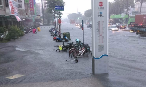 0823豪雨災情∥小港捷運站外道路淹水注意安全