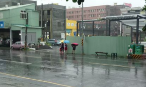 讀者投稿》淋雨等候公車到來 民眾不捨提建議