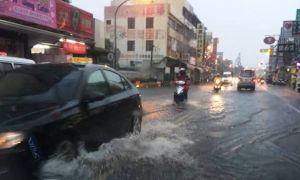 快訊》屏東3鄉鎮一級淹水警戒 東港光復路多處積水
