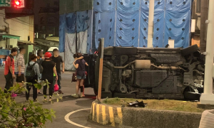 交通快訊》屏東市中正路車輛翻覆　警方抵達現場
