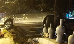 內埔工業區》轎車撞進樹叢受困 含機車騎士6人傷