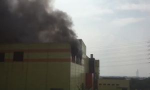 快訊》屏東加工出口區火警 拆除廢棄工廠不慎引燃屋頂泡棉