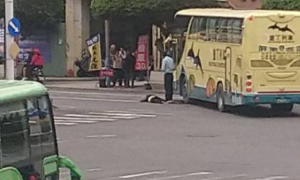 快訊》屏東火車站前　公車撞行人倒地不起