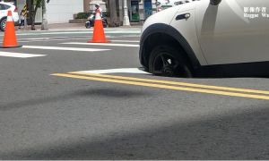 交通訊息》高雄市前金區出現坑洞　轎車輪胎卡洞