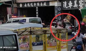 快訊》轎車撞進東港夜市攤位 一名攤販受傷
