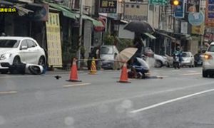 快訊》屏市廣東路車禍 婦人倒地數名民眾撐傘