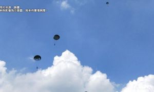 快訊》屏東傘兵跳傘傳意外　兩名學員墜地送醫搶救中