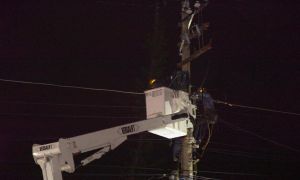 林邊龍捲風7千多戶大斷電 台電人員努力搶修復電