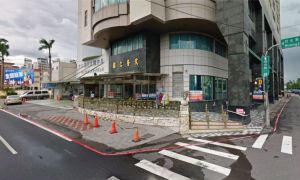 國仁醫院債務問題遭假扣押 院長帶隊員工到法院抗議