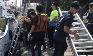 即時快訊》東港豐漁橋失足落水 緊急送醫急救