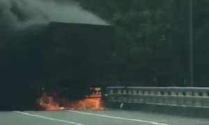 交通快訊》台一線發生貨車起火 大量濃煙注意行駛