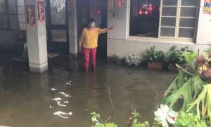 豪大雨襲擊屏東 林邊淹進家中 居民嘆：早就習慣了