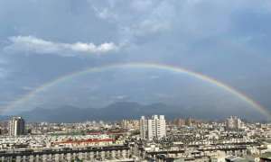 即時／屏東上空出現超美彩虹 壟罩整個北大武山