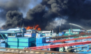 快訊》東港鹽埔漁港嚴重火燒船！ 10艘大小漁船受波及