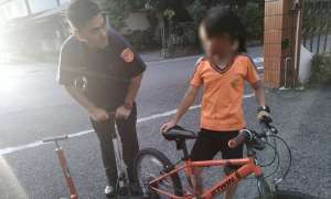 好暖／女童腳踏車輪胎洩氣 警察打氣順利返家