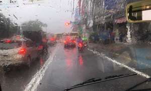 下班小心! 屏東強風大雨中 網友「停紅綠燈車一直搖」