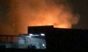 火警快訊》萬丹工廠旁冒出濃烈火勢 救災車輛已抵達現場灌救