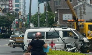 即時短訊》屏東市忠孝自由路口救護車事故 一名女性傷者送醫