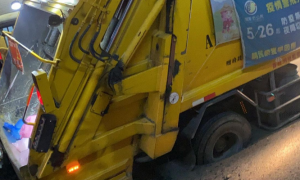 快訊》屏東市林森路面小塌陷 市區垃圾車卡路邊「動不了」