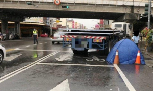 最新消息》東港鎮死亡車禍! 腳踏車騎士捲入曳引車底身亡