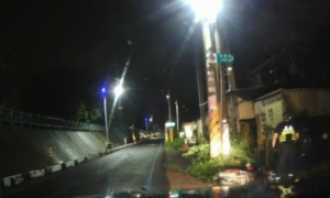 屏東新園1男子闖紅燈遭攔查 棄車逃逸沿路丟槍械遭捕