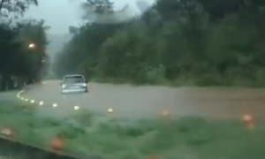 上午最新》屏東道路積水導致車輛受困 警方協助民眾脫困