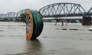 雨炸高屏多處淹水 舊鐵橋河濱公園設施全遭淹