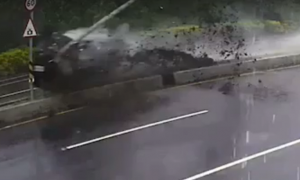 影片》枋山台一線小客車自撞 碎片滿天飛驚險畫面曝光