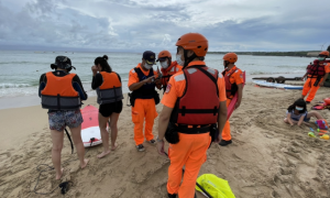 屏東南灣2遊客划立式槳板 遭強風帶到外海「由救難人員救出」
