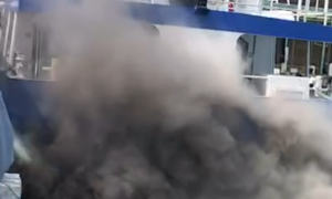 即時快訊》屏東琉球客輪船傳出火警 現場冒出大量濃煙