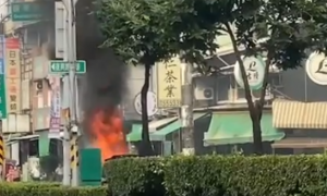即時短訊》屏東市復興路火燒車 消防人員趕抵現場滅火