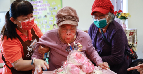 屏東老奶奶過102歲生日 屏基護家為陳靈兒舉辦畫展