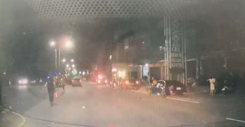 影音》屏東萬丹追撞事故 遭撞車輛再撞進路旁檳榔攤