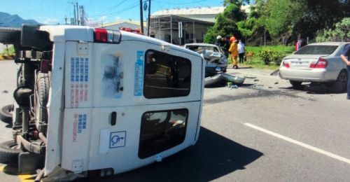 屏東枋寮》3車事故復康巴士翻覆 5名傷者受傷送醫