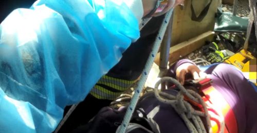 屏東工地工人摔落五米深鷹架 運用吊臂車協助救援