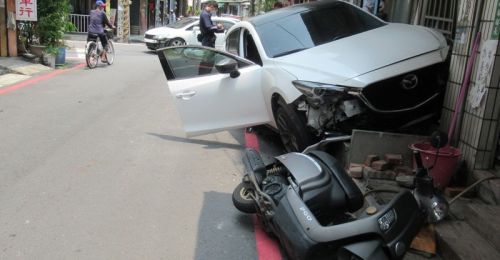 東港兩輛自小客車事故 車波及民宅大門