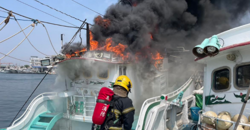 東港漁港發生船隻火災 消防快速控制火勢無人傷亡