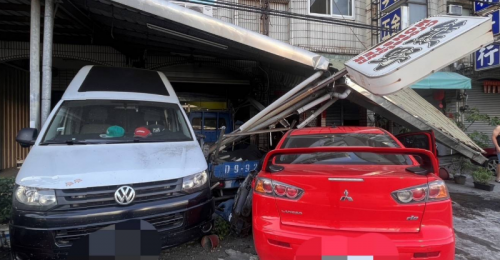 屏東市建國路轎車撞民宅　駕駛輕傷、多部車輛損壞