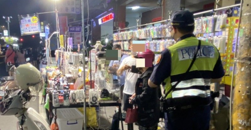 潮州夜市攤販遭警方開單取締　引起網路兩派爭論