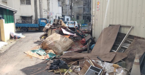 屏東市有4處公寓堆積雜物　遭縣府開出罰單