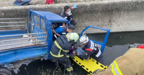 屏東新園兩車碰撞小貨車掉入大排　乘客受困車內被救出