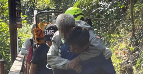 涼山瀑布民眾身體不適　救援人員背下步道協助送醫