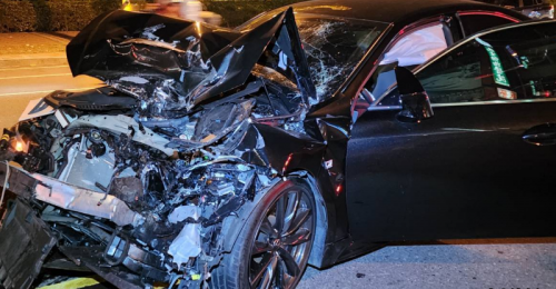短訊》屏東市轎車與聯結車碰撞　車頭全毀駕駛受傷送醫