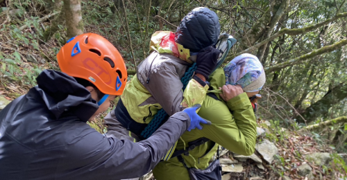 屏東北大武山登山客跌倒後腦受傷　救援單位花數小時揹下山