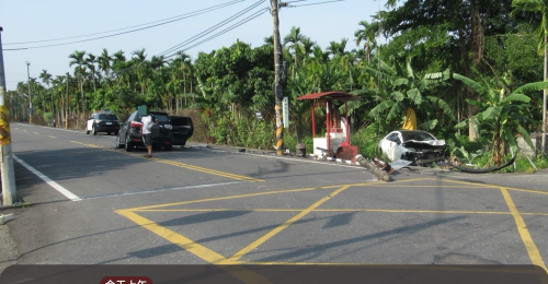 屏東麟洛中正路今早兩車事故　電桿被撞倒、轎車撞進香蕉園