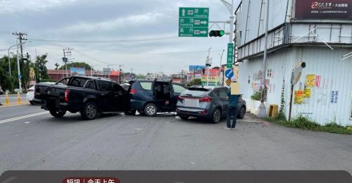 短訊》屏東潮州皮卡車不明原因追撞前方　4部車等紅燈無故遭殃