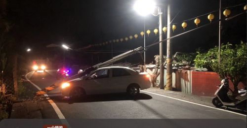 屏東麟洛小巷道轎車自撞電桿　撞擊聲嚇壞居民「駕駛輕傷送醫」